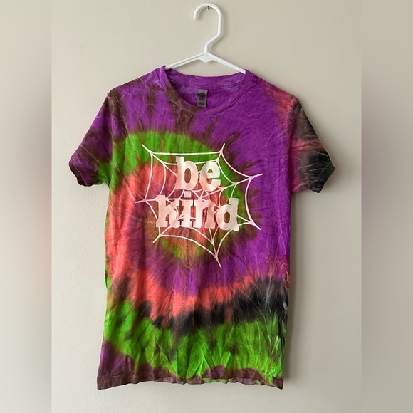Gildan Tie Dye Multicolored Print Shirt With Quote Be Kind Size S - Picture 3 of 8